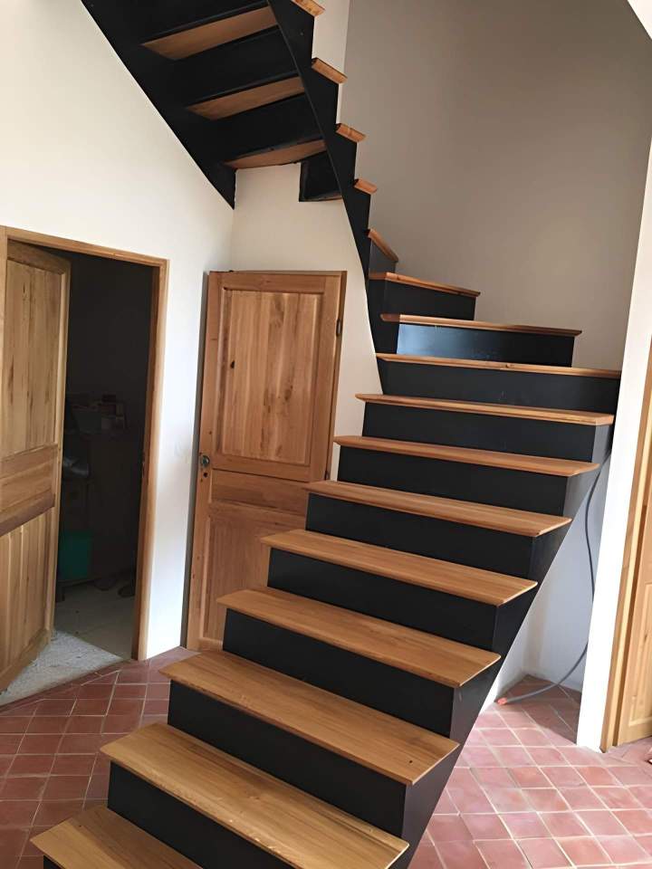 Escalier en bois en intérieur Moulins