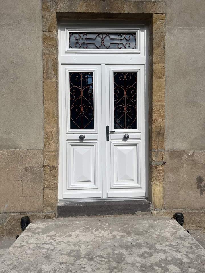 Installation fenêtre solide et élégant en extérieur Moulins